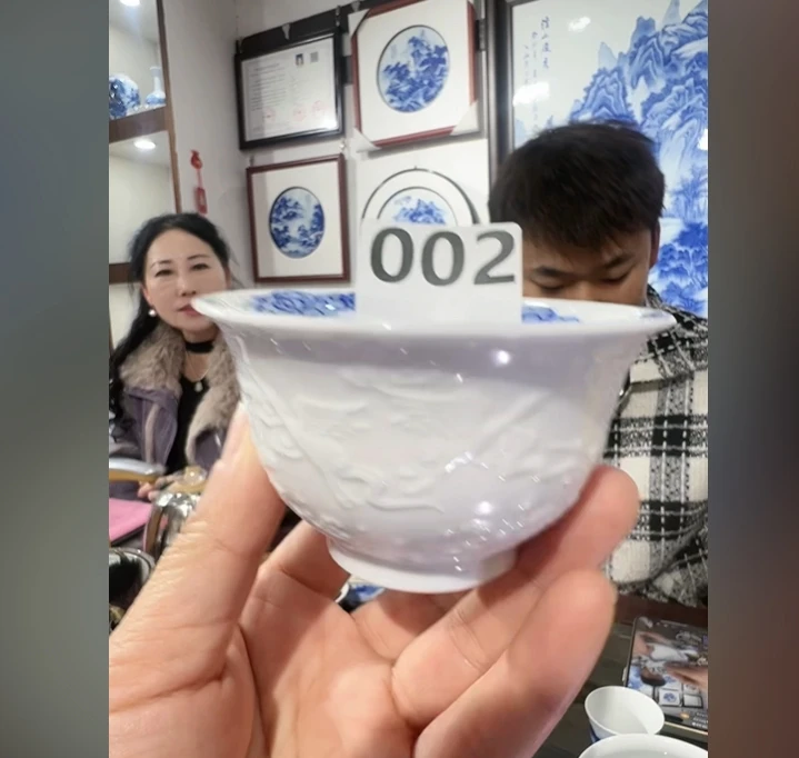 景德镇国营好瓷推荐官吴小琴青花青花雕刻仙鹤主人杯002