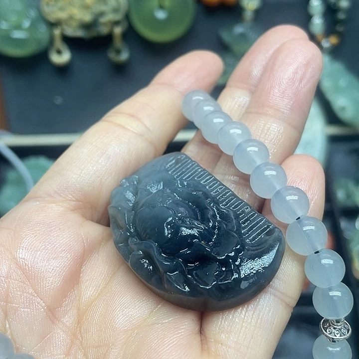 未镶嵌蛇纹石玉颈饰为**候