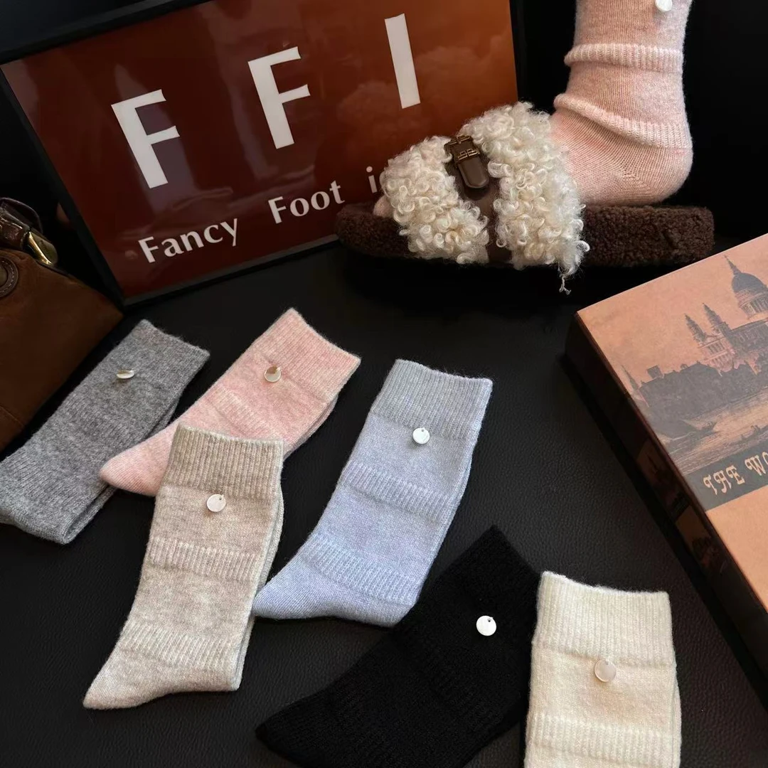 FFI冬季加厚保暖纽扣饰品高级感百搭勃肯鞋毛毛拖鞋中筒堆堆袜