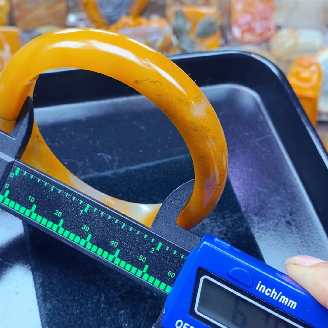 未镶嵌石英质玉（黄龙玉）颈饰