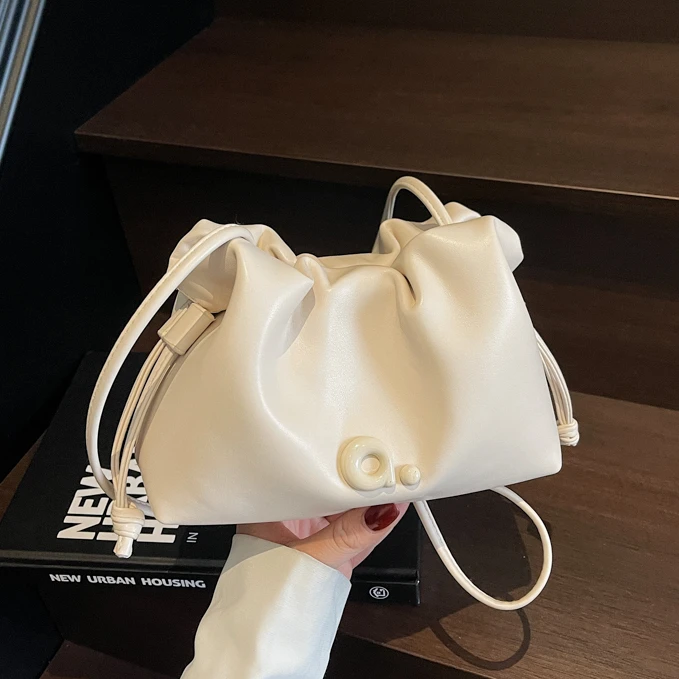 小众洋气韩系新款简约褶皱感软皮云朵包女时尚通勤轻便休闲斜挎包