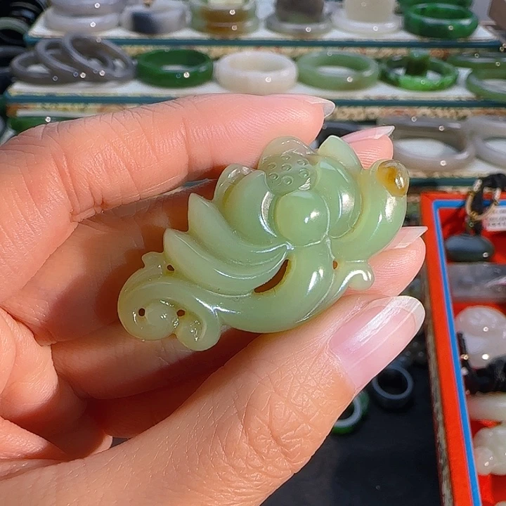 颈饰未镶嵌和田玉莲花吊坠