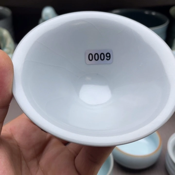 杯子狼仿古月白釉 斗笠单杯微瑕