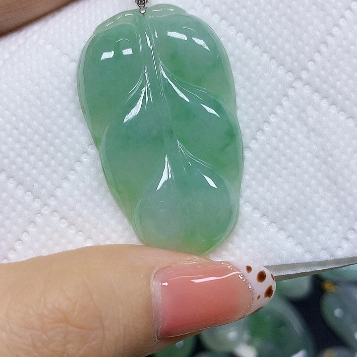 颈饰18K金镶嵌翡翠挂件