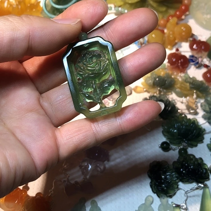 蛇纹石玉未镶嵌耳环虎*