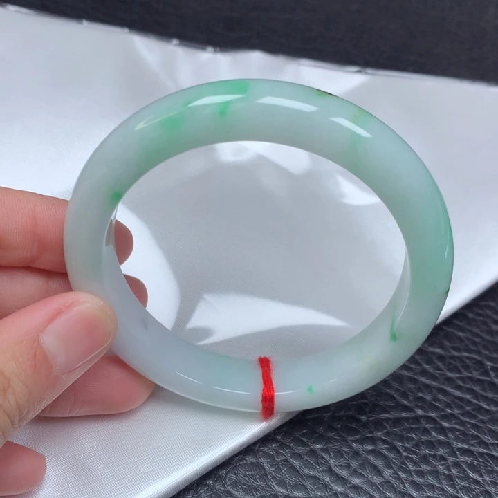 翡翠手镯未镶嵌。