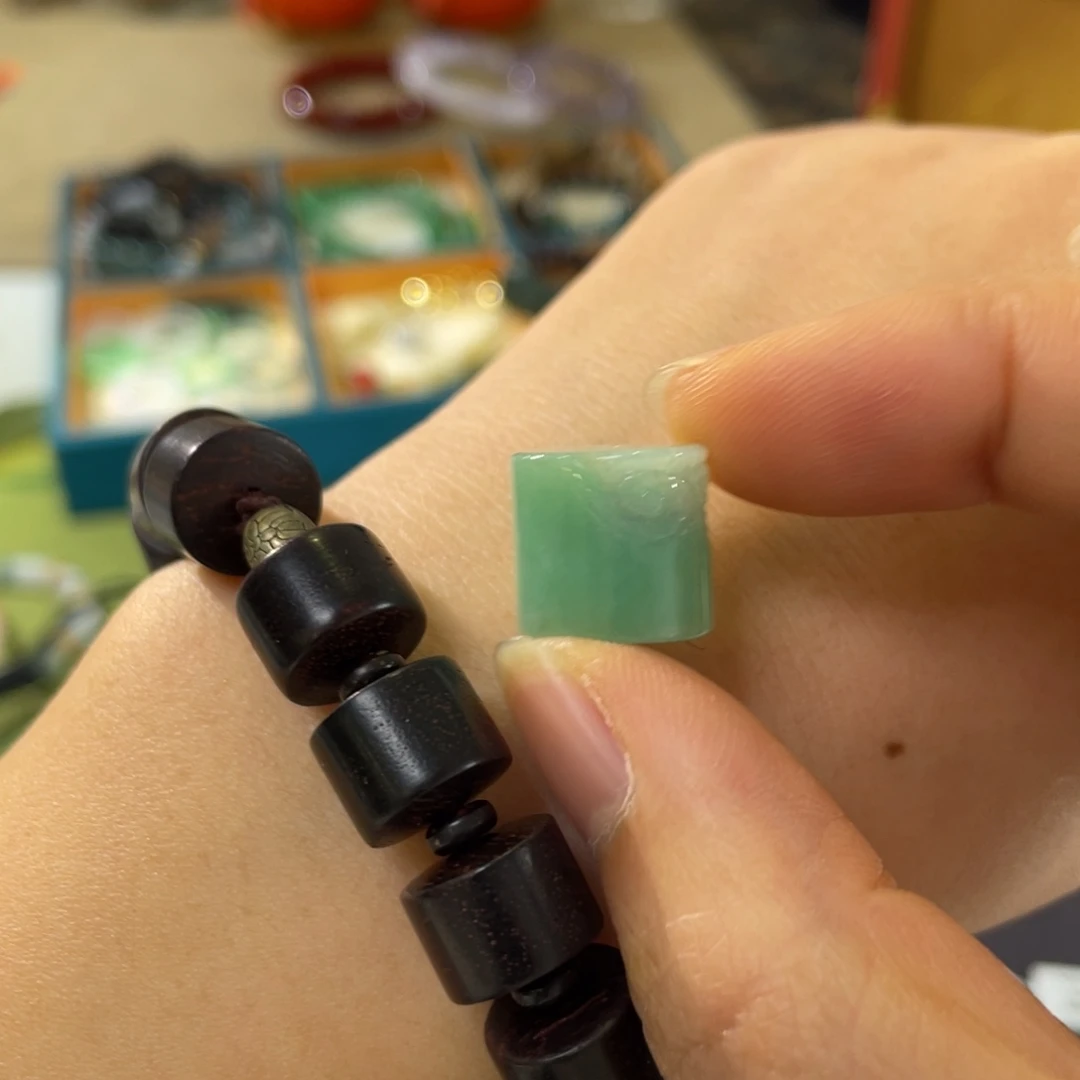 翡翠未镶嵌颈饰果绿底