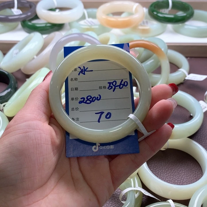 和田玉手镯未镶嵌冰