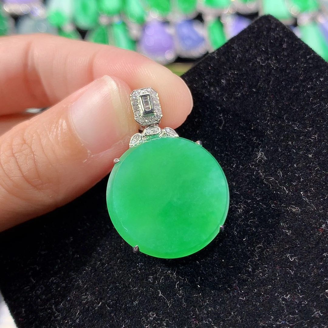 翡翠18K金镶嵌颈饰