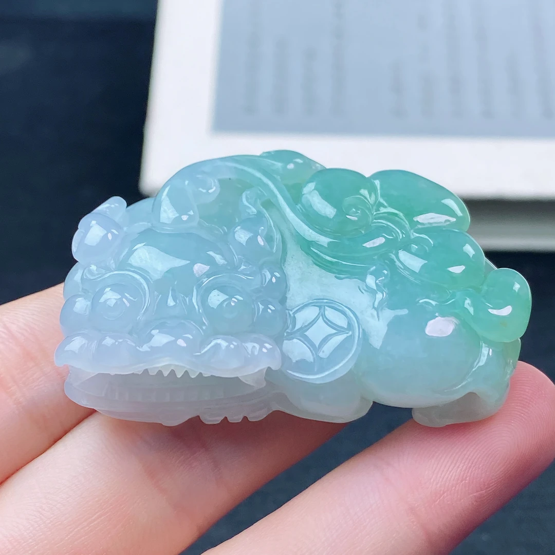 缅甸天然翡翠A货冰润飘绿霸王貔貅吊坠 48-28-12.5mm