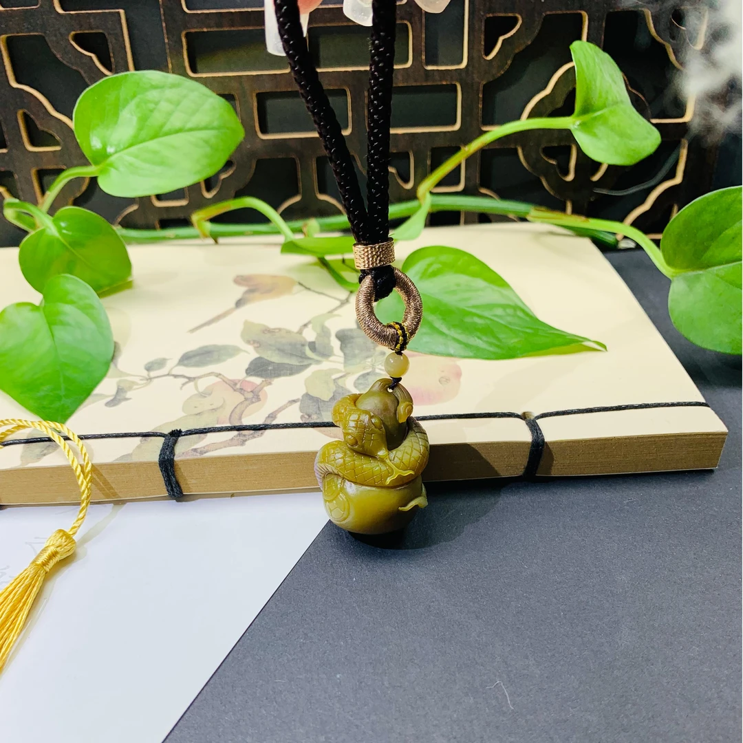 天然老矿七彩盐源玛瑙腰缠万贯蛇缠葫芦吊坠挂件