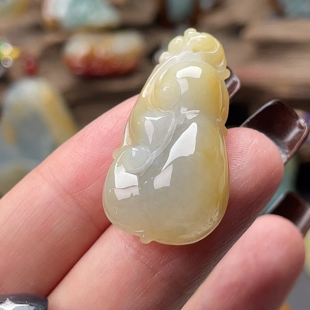 翡翠未镶嵌颈饰如意