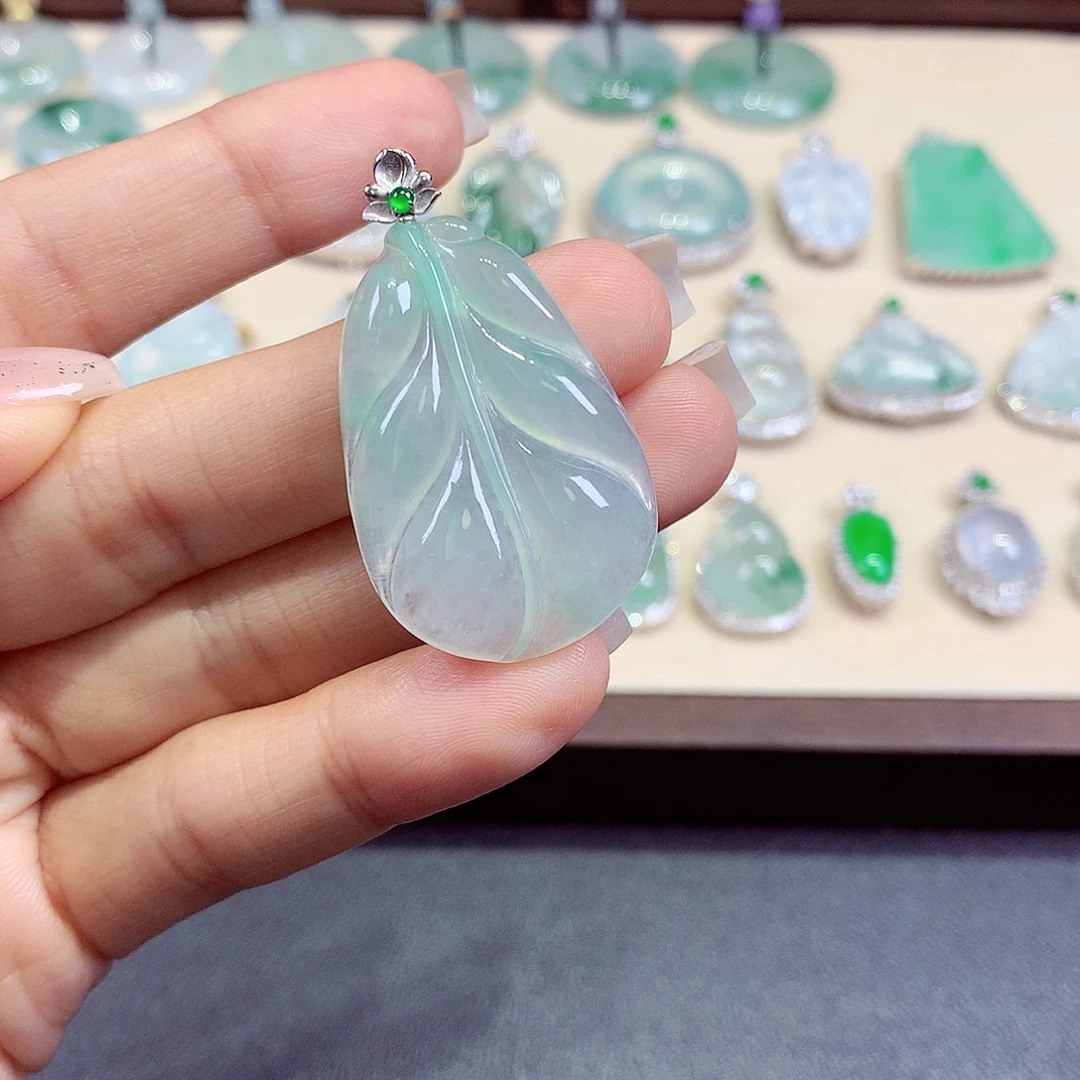 阳***楠翡翠18K金镶嵌颈饰翡翠