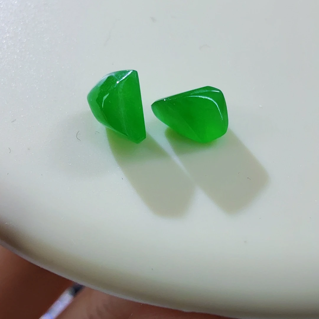 翡翠未镶嵌颈饰一对阳绿裸石