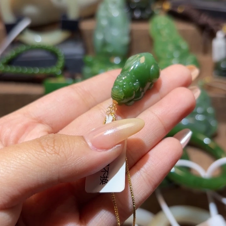 颈饰18K金镶嵌和田玉（碧玉）