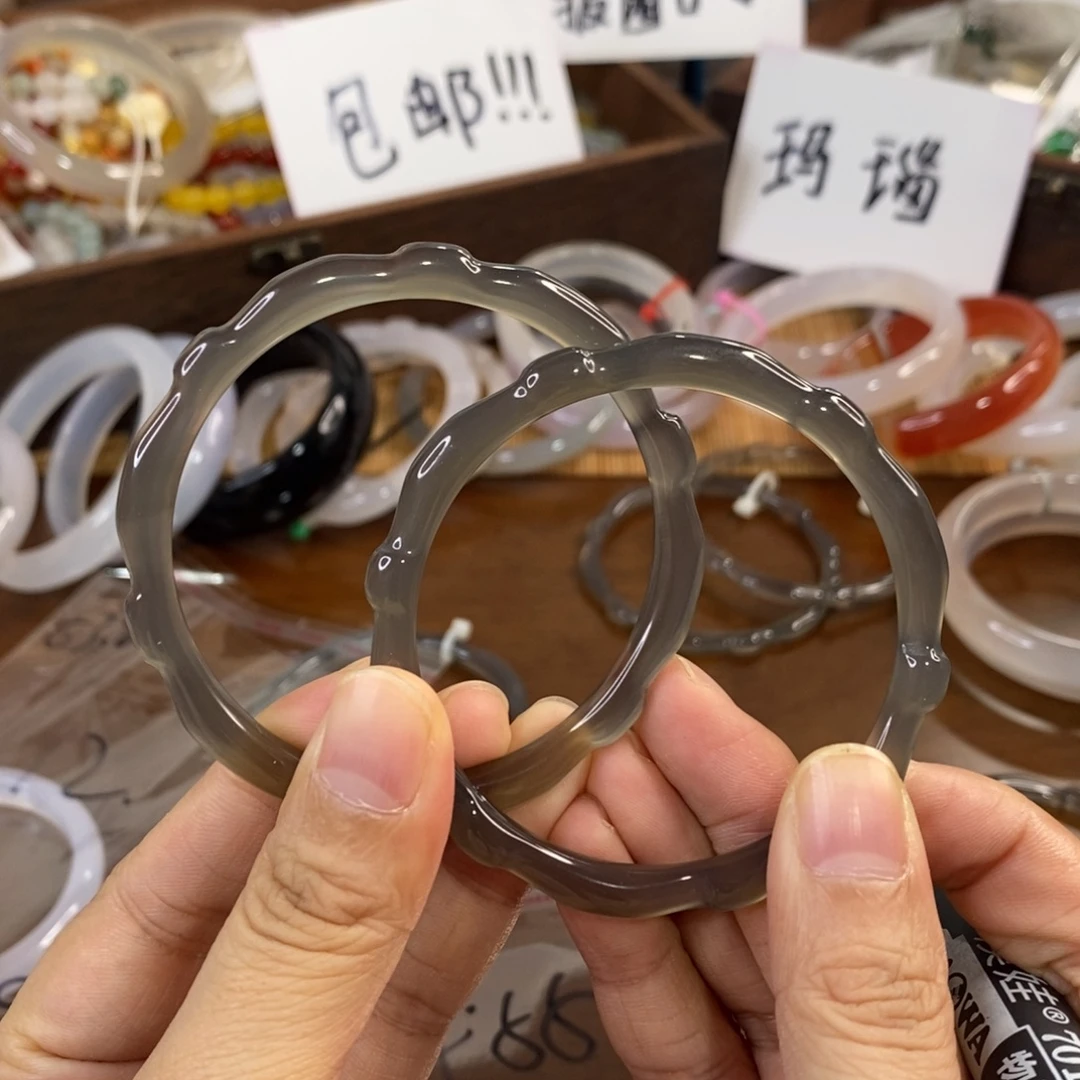 玛瑙/玉髓未镶嵌手镯A986。54.55。瑕