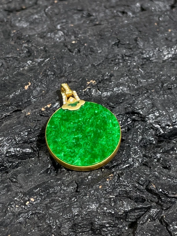 天然翡翠A货 18K金伴钻阳绿简镶圆牌