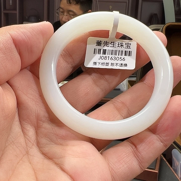 君***匙和田玉（白玉）未镶嵌手镯