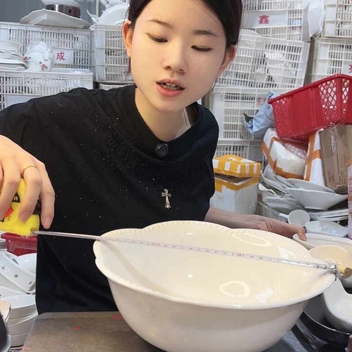碟微瑕产品………花朵汤碗一个