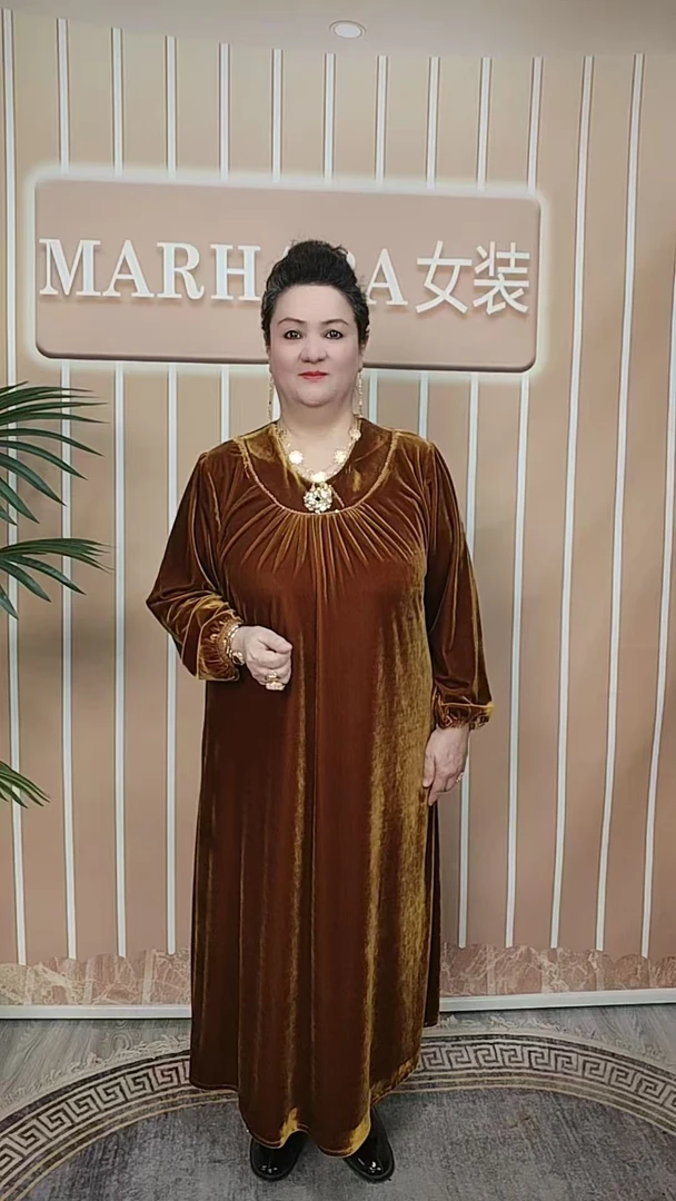 努尔古丽圆领丁珠丝绒连衣裙