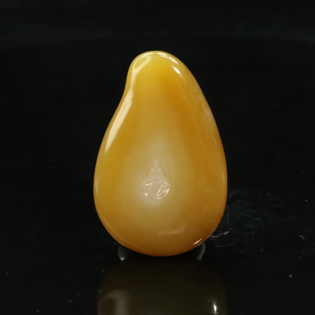 19和田玉且末金糖糖白（天眼）吊坠/900160保利厦门拍卖