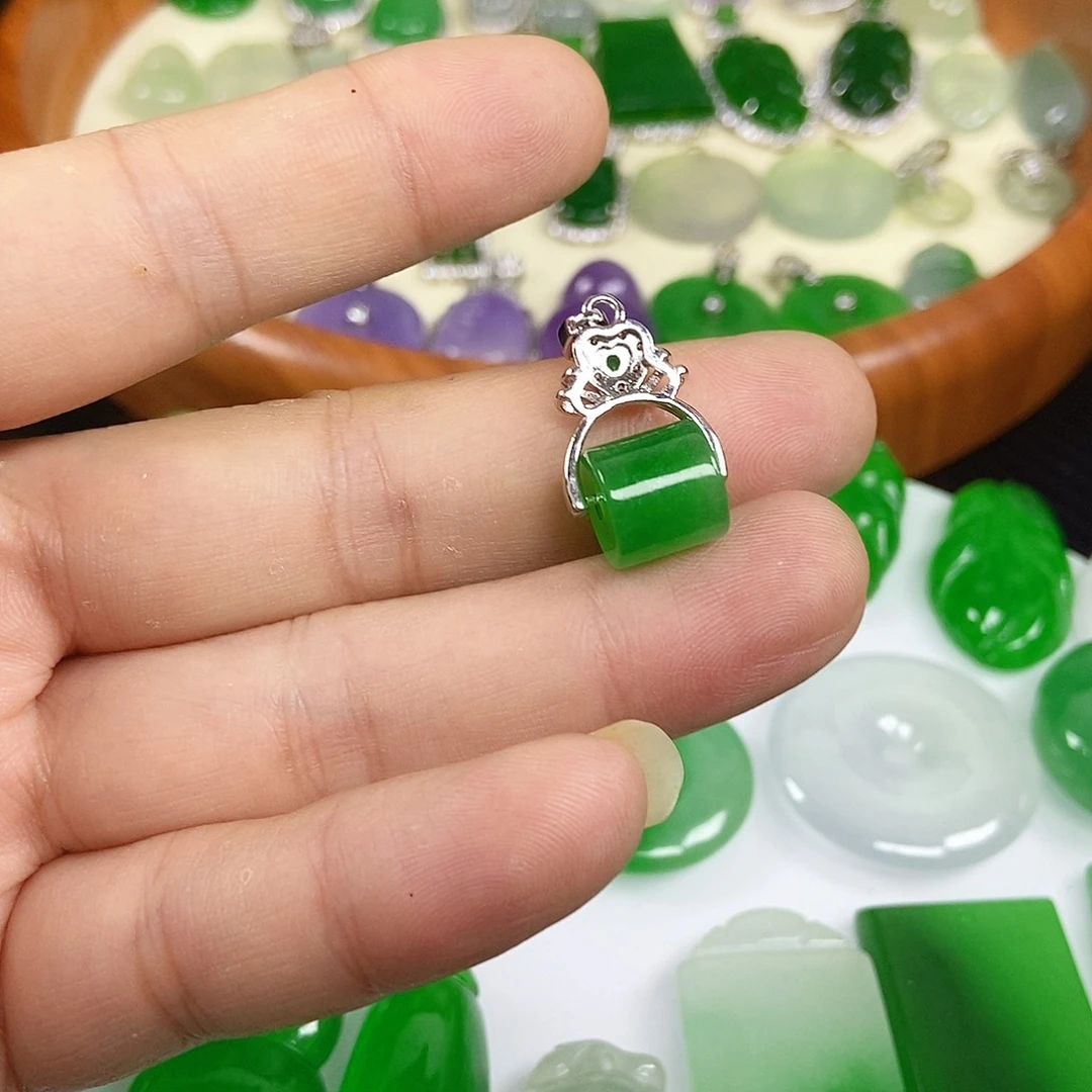 翡翠未镶嵌颈饰幼*路路通