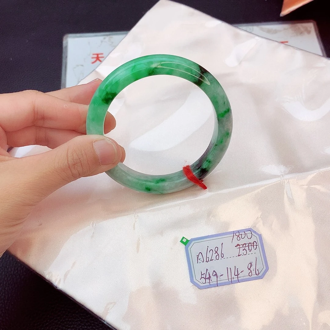 翡翠手镯未镶嵌翡翠