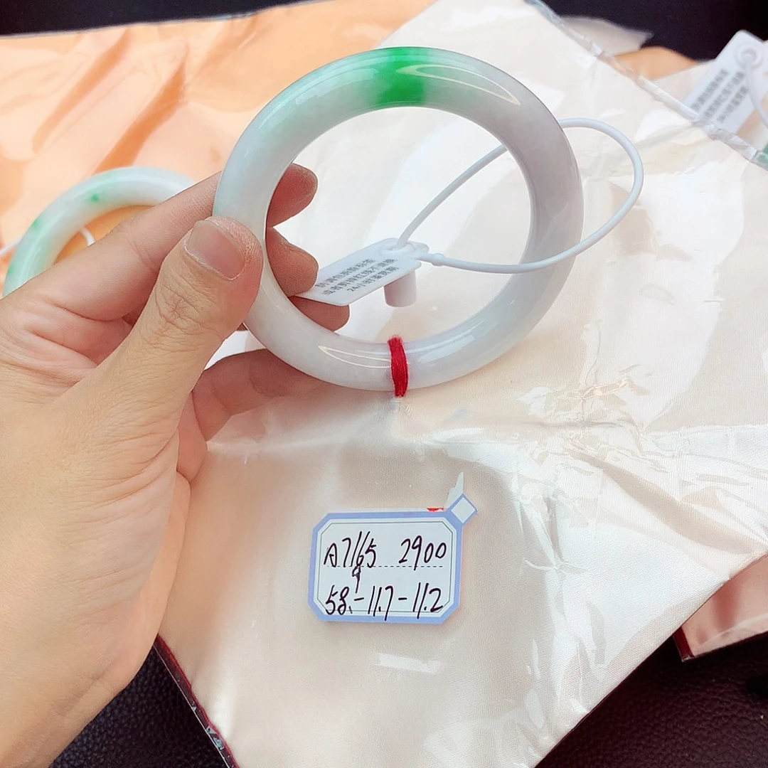 翡翠手镯未镶嵌翡翠