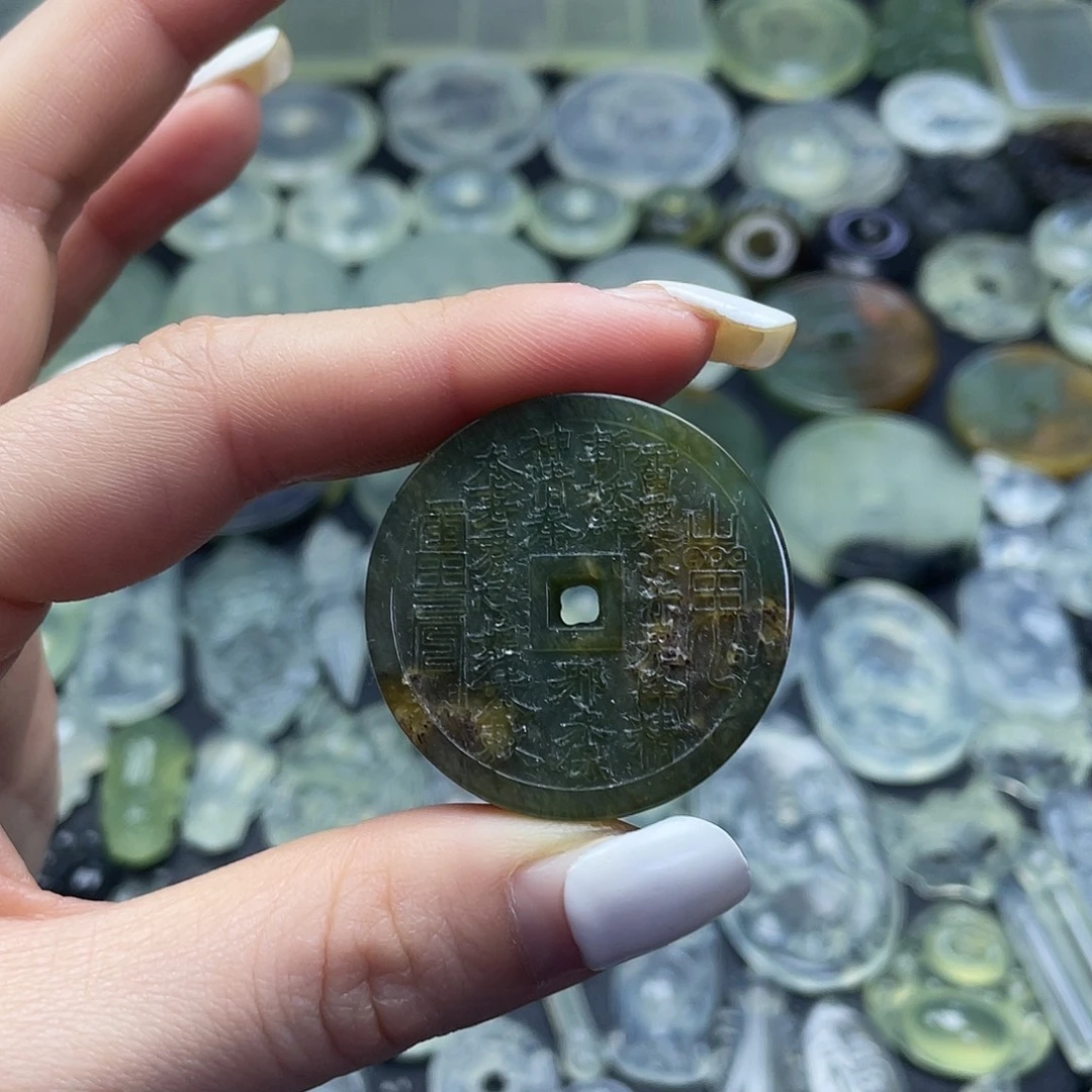 岫玉未镶嵌颈饰山鬼