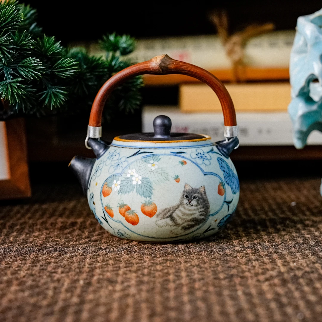 【朴云堂】蝴蝶草莓猫咪提梁壶-180CC（朴壶0140）