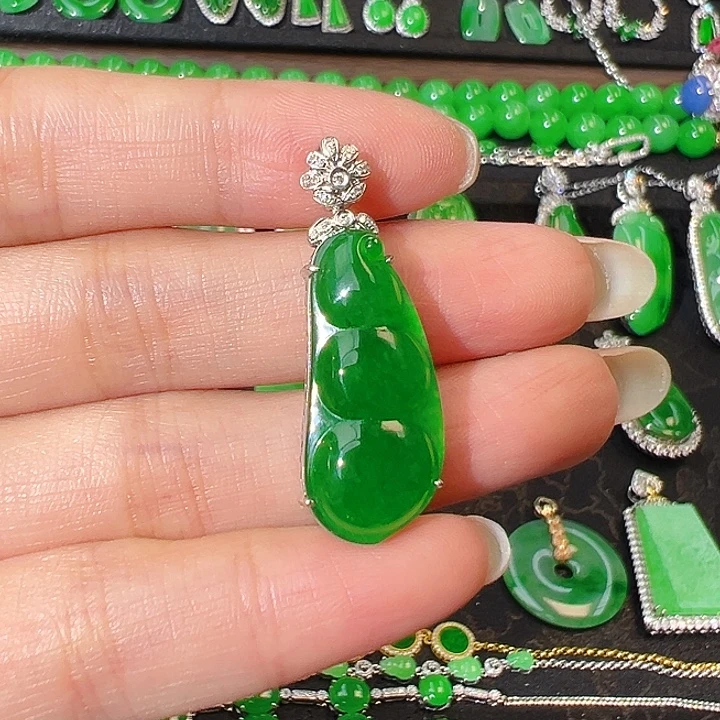 小***恼颈饰18K金镶嵌翡翠吊坠