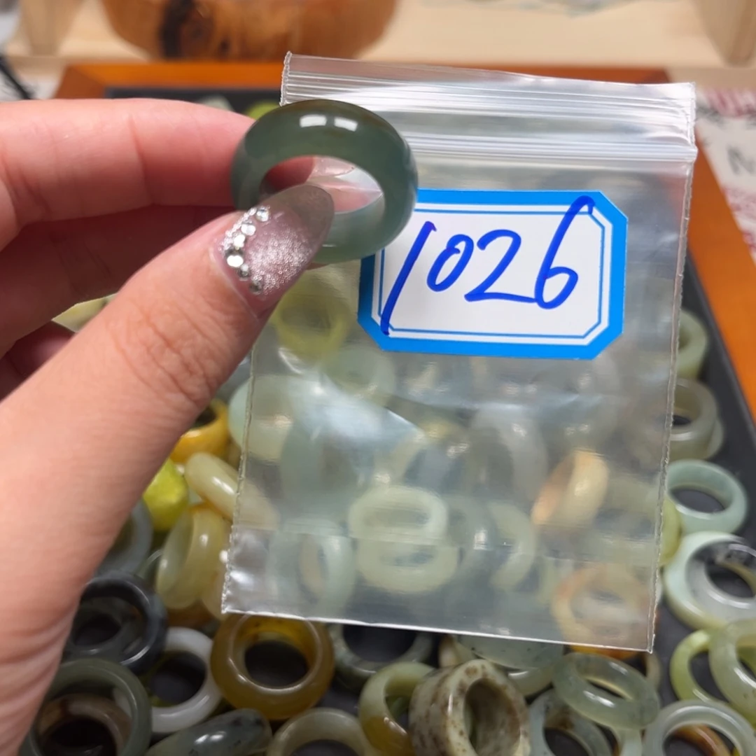 小***儿蛇纹石玉未镶嵌珠宝奇石