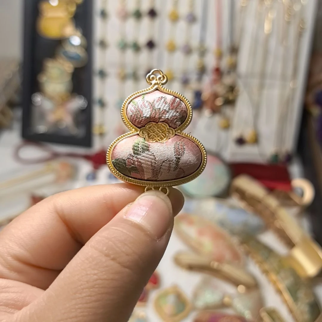 织绣一物一拍手工定制饰品