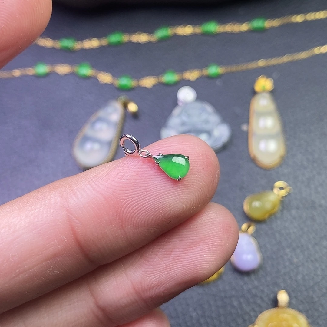 颈饰18K金镶嵌翡翠