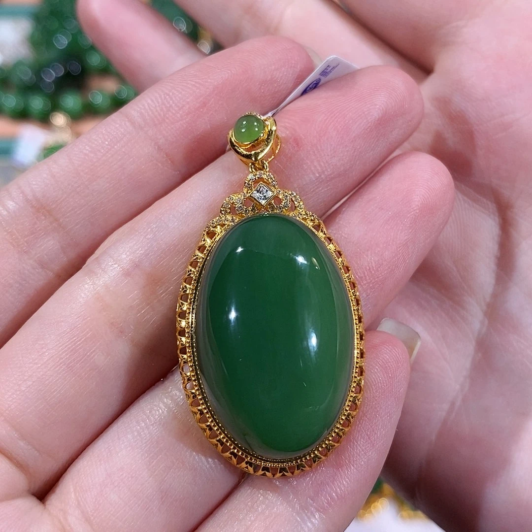 颈饰18K金镶嵌和田玉（碧玉）