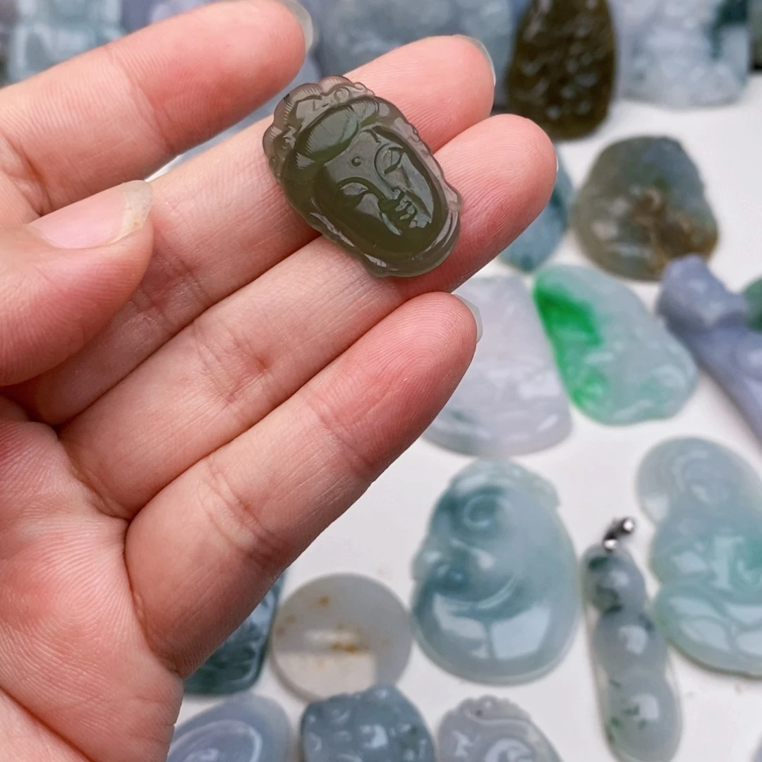 翡翠未镶嵌颈饰小*师观音