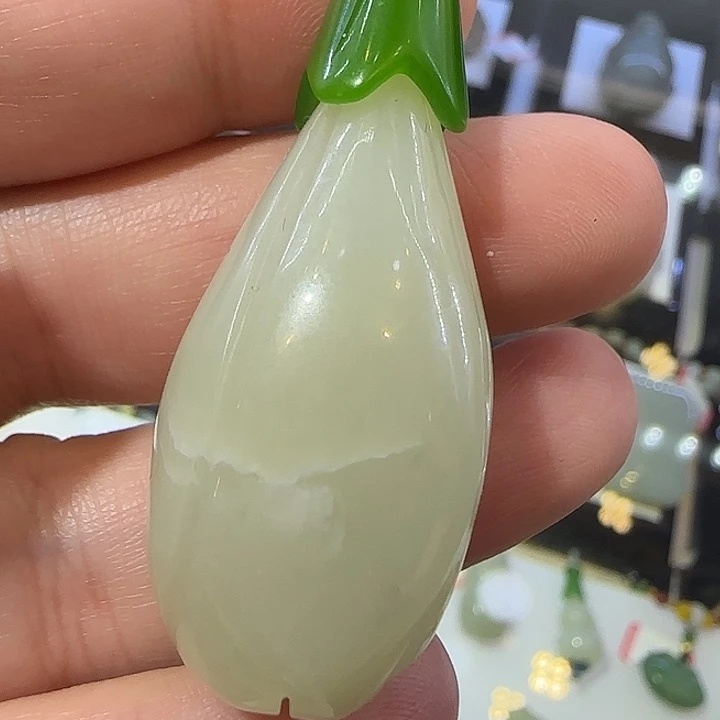 和田玉未镶嵌颈饰瑕疵