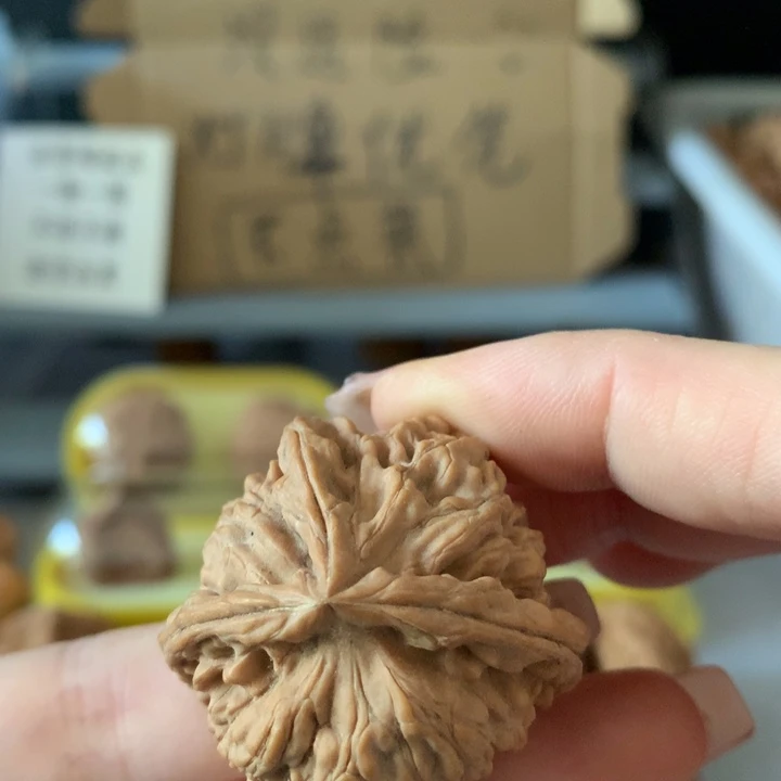 魔***天吊坠文玩核桃异形单只，有瑕疵