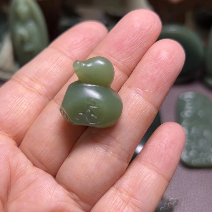 遇***晴颈饰未镶嵌岫岩河磨玉（透闪石质玉）