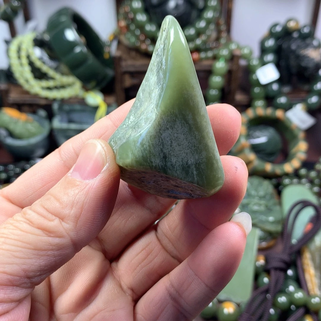 透闪石质玉挂件未镶嵌