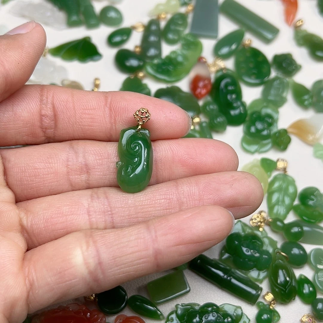 和田玉（碧玉）18K金镶嵌玉坠柿**心