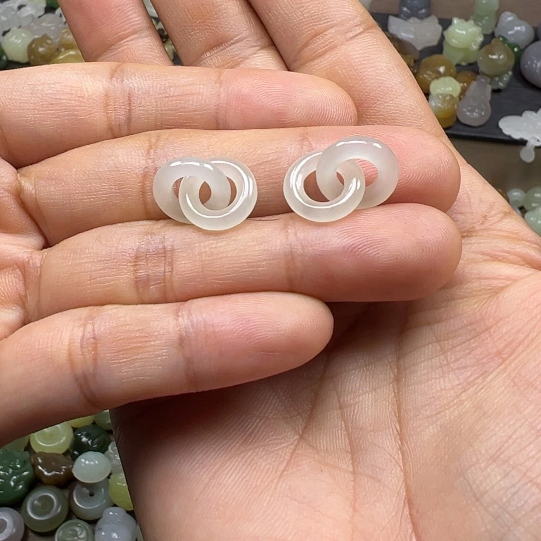 和田玉未镶嵌颈饰多样性发其一