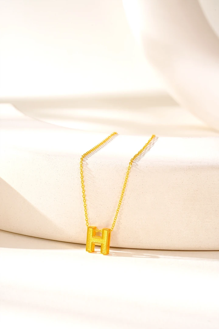 将字母“H”进行艺术化变形，简约中不失独特，成为视觉焦点。