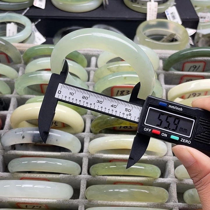 蛇纹石玉未镶嵌手镯192