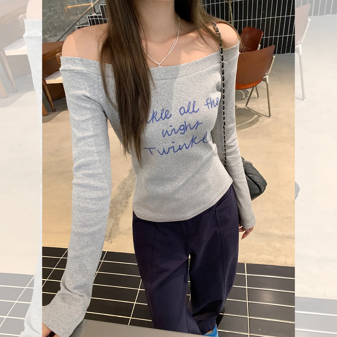 时尚气质美式灰色字母一字肩印花短袖T恤女2025夏季简约斜肩上衣