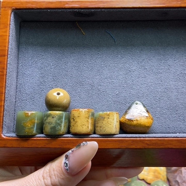 颈饰未镶嵌岫岩河磨玉（透闪石质玉）小***式