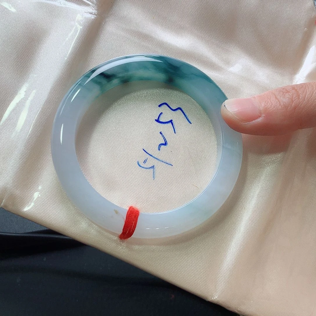 翡翠手镯未镶嵌翡翠