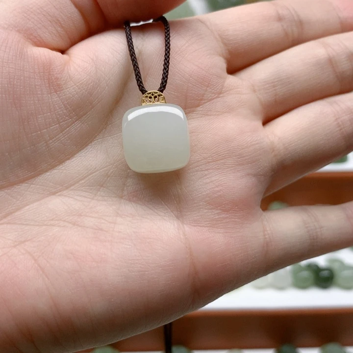 和田玉18K金镶嵌颈饰