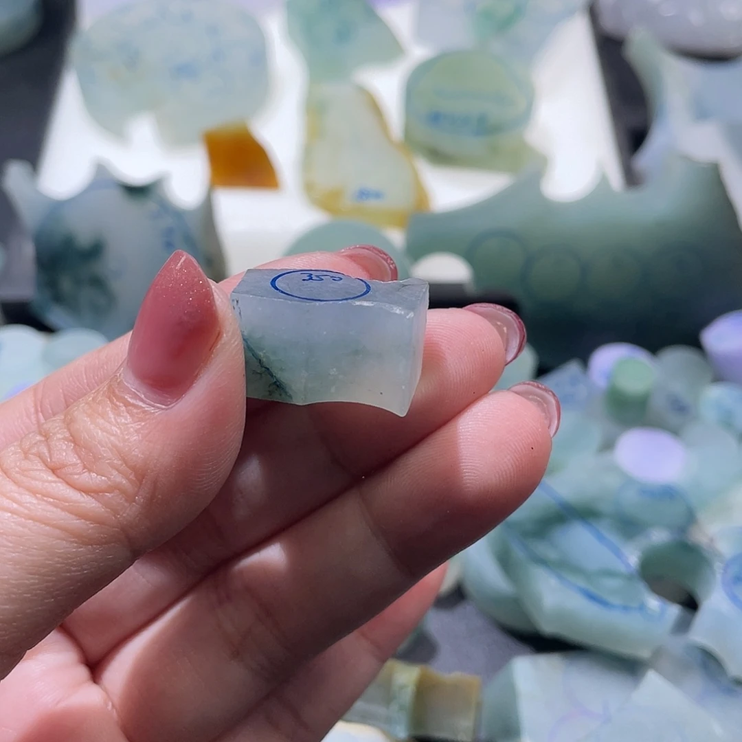 妹***猪定制翡翠未镶嵌挂件