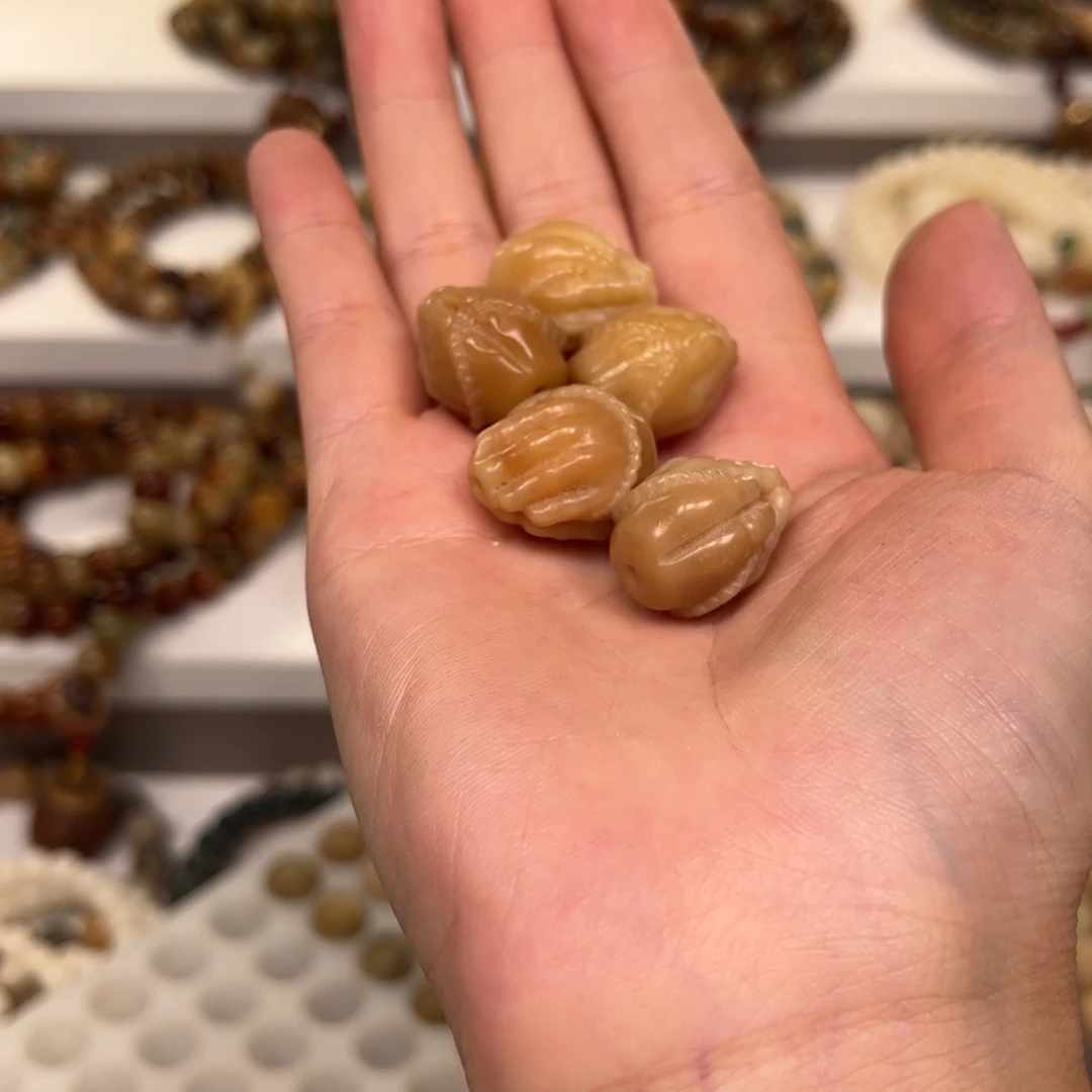 凉****白玉菩提吊坠5个佛手